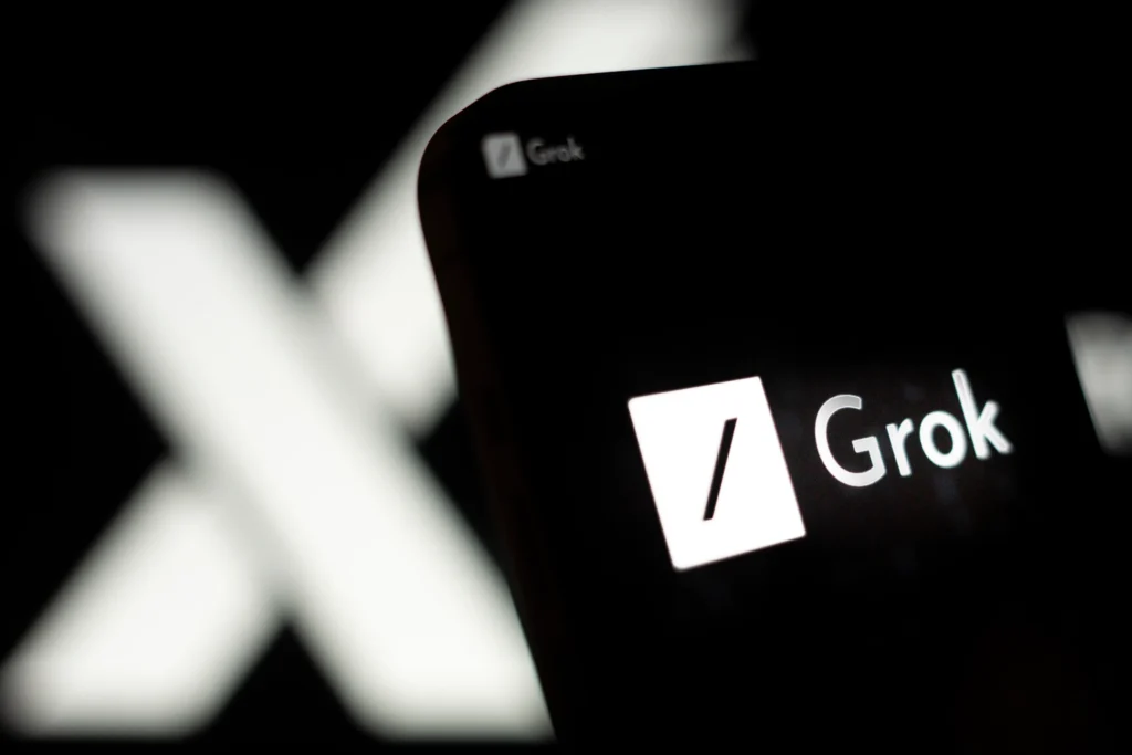 Grok pode editar planilhas em breve, revela vazamento 1 Logo do xAI Grok sobre fundo azul