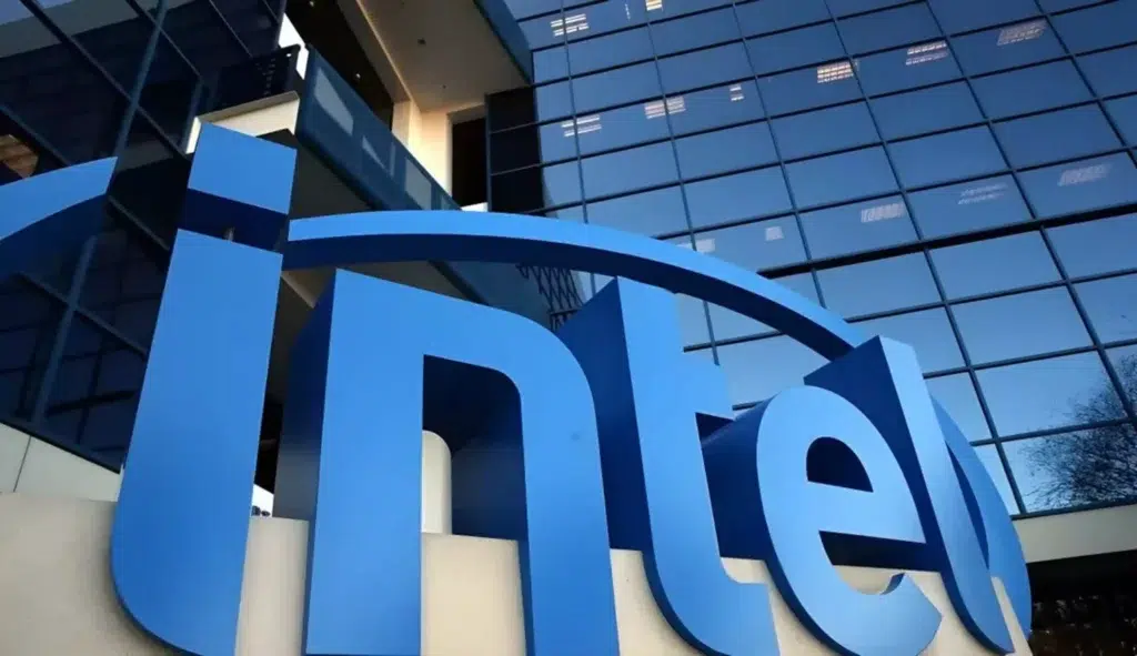 Intel fora do top 10 fabricantes de chips: CEO admite crise 2 Intel CEO Lip-Bu Tan admite: empresa não está mais entre as 10 maiores fabricantes de chips do mundo, imagem mostra Tan em pronunciamento.