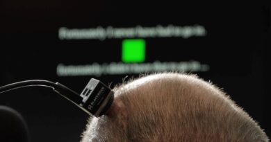 Paciente com implante cerebral UC Davis realizando teste de fala sintetizada em laboratório