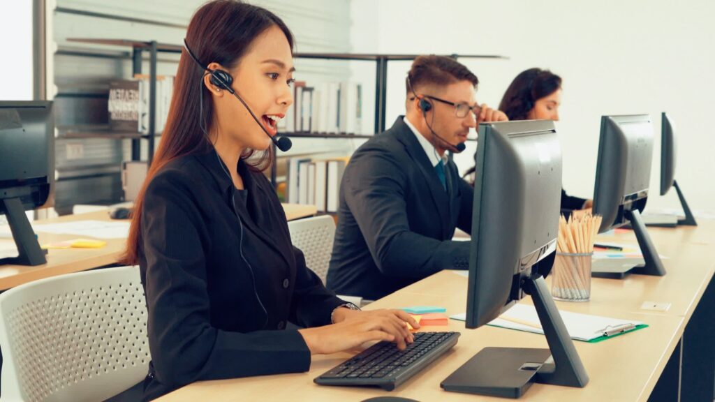 Assistentes de IA em call centers geram mais problemas que soluções 2 Atendente de call center corrigindo erros de assistente de IA