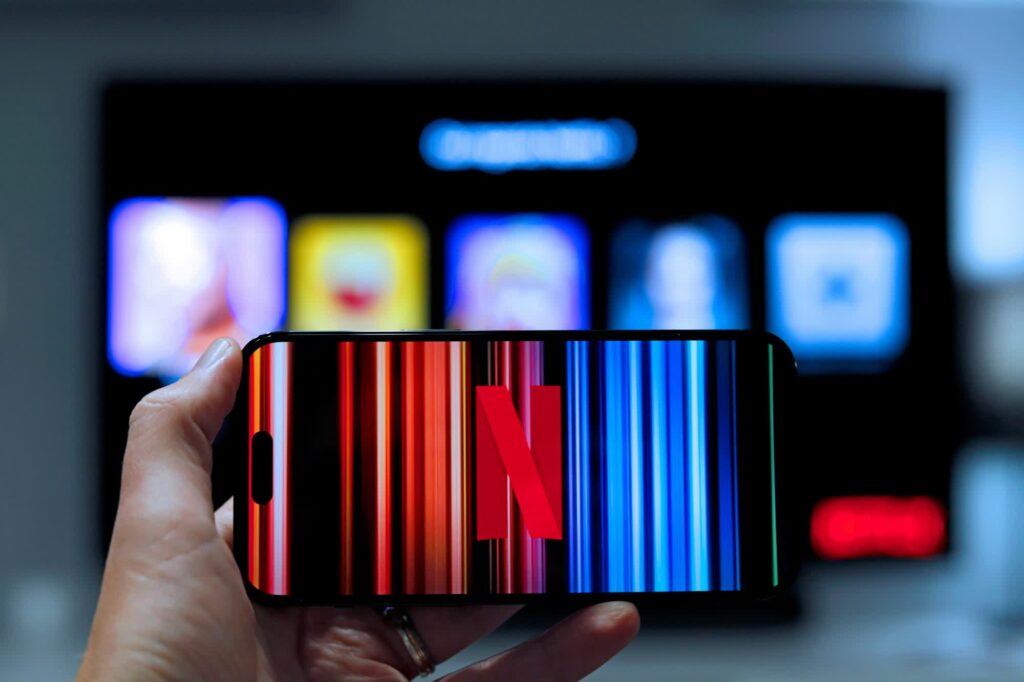 Netflix lidera streaming, mas participação cai em 2025; imagem mostra telas de diversos aplicativos de streaming