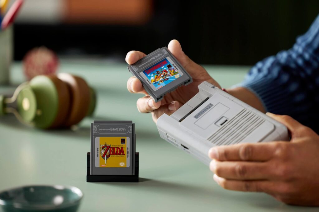 Lego Game Boy clássico com cartuchos trocáveis montados - novo set atuando como peça colecionável para fãs de Nintendo e Lego
