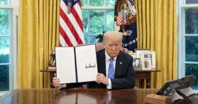 Trump lança plano de IA agressivo, rejeitando exigência de royalties a autores e promovendo desregulação no setor nos EUA