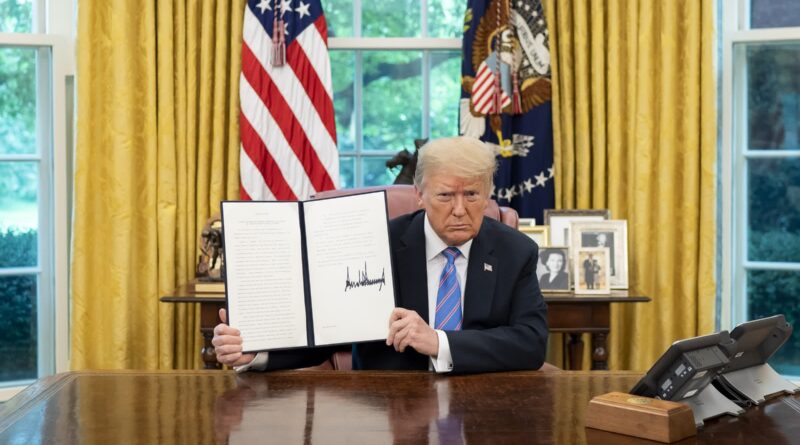 Trump lança plano de IA agressivo, rejeitando exigência de royalties a autores e promovendo desregulação no setor nos EUA