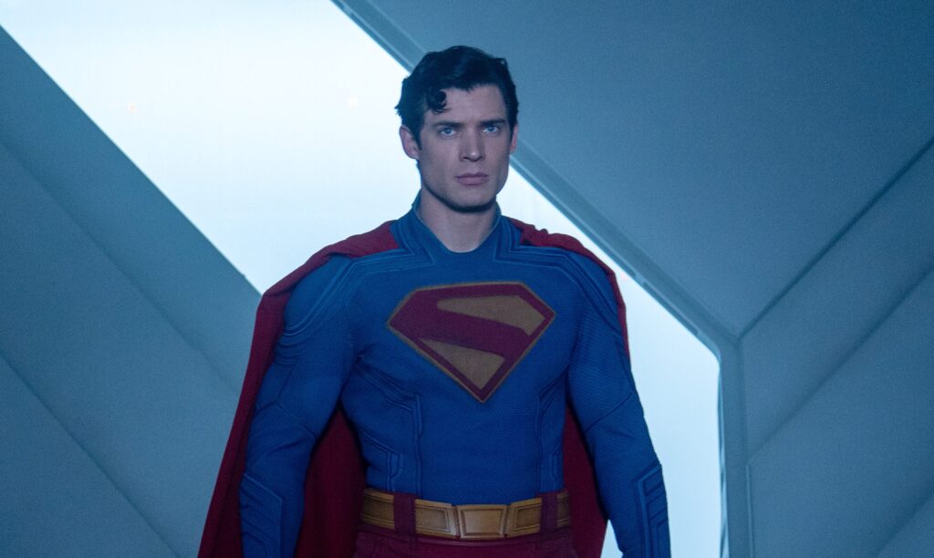 David Corenswet veste a capa do 'Superman' em novo filme do super-herói. Foto: Warner Bros./Divulgação