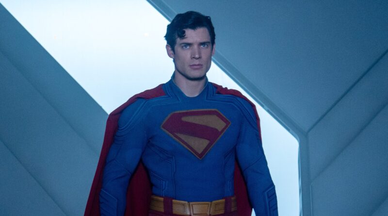 David Corenswet veste a capa do 'Superman' em novo filme do super-herói. Foto: Warner Bros./Divulgação