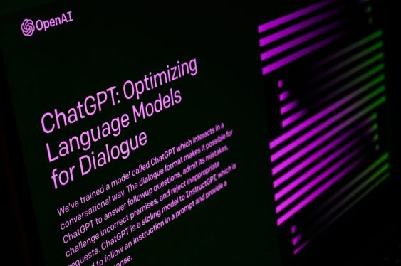 Tela de boas-vindas do ChatGPT em smartphone, ilustrando novas funcionalidades como estudo em grupo, tendências na evolução de chatbots educativos