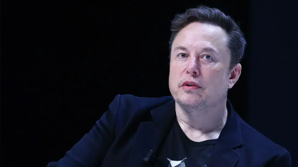 Tesla fecha acordo bilionário com Samsung para chips de IA 1 Elon Musk na apresentação de nova geração de chips de IA para veículos Tesla; acordo Samsung; indústria automotiva focada em IA