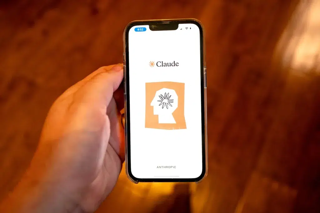 Anthropic limita uso do Claude Code sem avisar usuários 2 Logo Anthropic Claude na tela de smartphone. Imagem mostra o app Claude Code em destaque e simboliza a polêmica sobre limites de uso em 2025.