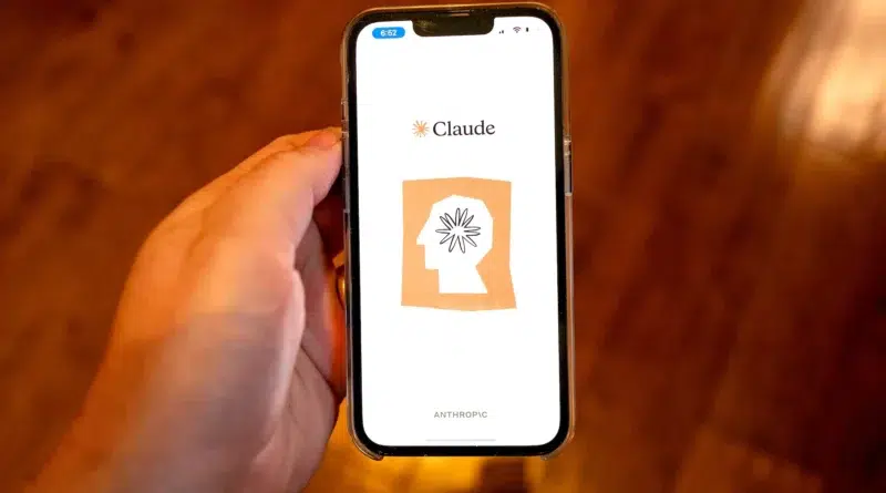 Logo Anthropic Claude na tela de smartphone. Imagem mostra o app Claude Code em destaque e simboliza a polêmica sobre limites de uso em 2025.