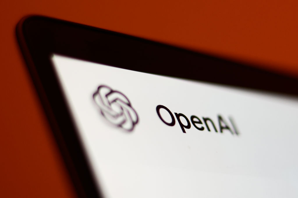 OpenAI lançará navegador de IA para desafiar Google Chrome 1 Tela do site do ChatGPT da OpenAI aberta em um laptop, simbolizando avanço dos navegadores de IA em 2025.