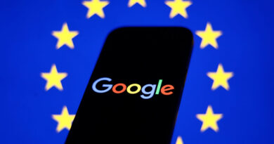 Bandeira da União Europeia exibida em tela de laptop e logotipo do Google em smartphone à frente dela; Google assina código de práticas de IA da UE
