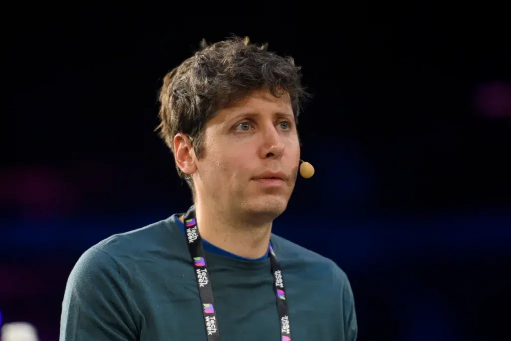 Sam Altman, CEO da OpenAI, anuncia adiamento do modelo open source após novas demandas de segurança. Informação divulgada em 11 de julho de 2025.