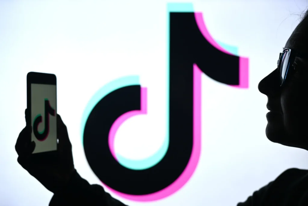 TikTok adiciona integração com YouTube Music para salvar músicas 2 Logo do TikTok em destaque, simbolizando a novidade de integração da plataforma com o YouTube Music ao permitir salvar músicas de vídeos de forma instantânea e prática.