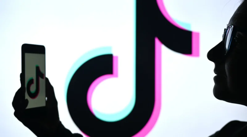 Logo do TikTok em destaque, simbolizando a novidade de integração da plataforma com o YouTube Music ao permitir salvar músicas de vídeos de forma instantânea e prática.