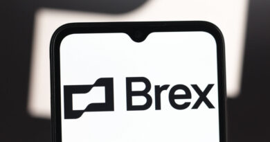 Equipe da Brex colaborando com ferramentas de IA em vários dispositivos