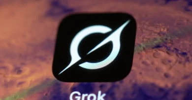 Aplicativo Grok exibido em smartphone. IA Grok 4 é atualizada pela xAI após polêmicas com respostas ofensivas e antissemita.