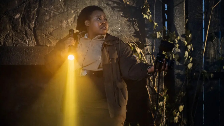 Luyanda Unati Lewis-Nayo como a nova xerife Ritchie Santiago em Wednesday, temporada 2 da Netflix.