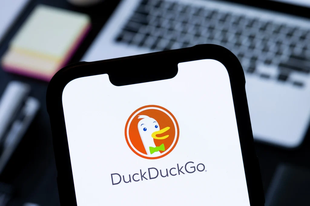 Recurso do DuckDuckGo para ocultar imagens geradas por IA oferece mais privacidade nas buscas de imagens.