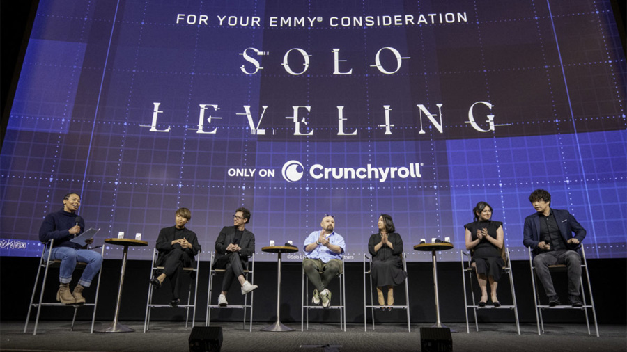 Foto dos produtores de Solo Leveling ao lado dos dubladores originais do anime durante evento na Television Academy’s Wolf Theatre em North Hollywood