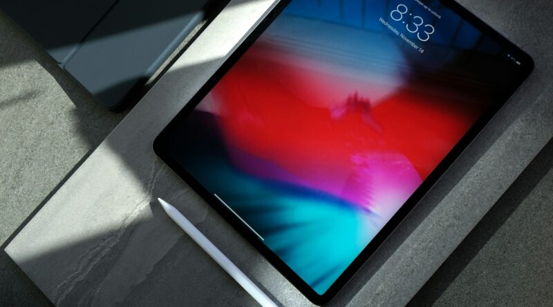 ipad em cima de mesa
