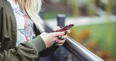 Internet móvel fica 21% mais cara e brasileiros reduzem consumo 1 - reajuste de preços impacta usuários de dados móveis no Brasil, ilustração de jovem usando smartphone.