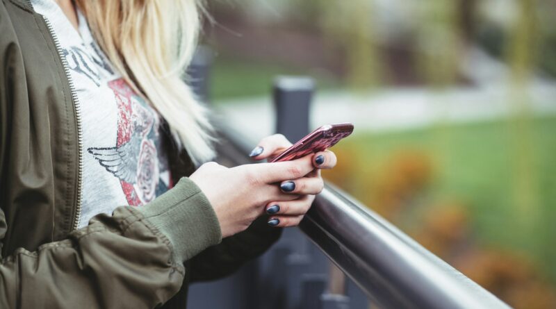 Internet móvel fica 21% mais cara e brasileiros reduzem consumo 1 - reajuste de preços impacta usuários de dados móveis no Brasil, ilustração de jovem usando smartphone.