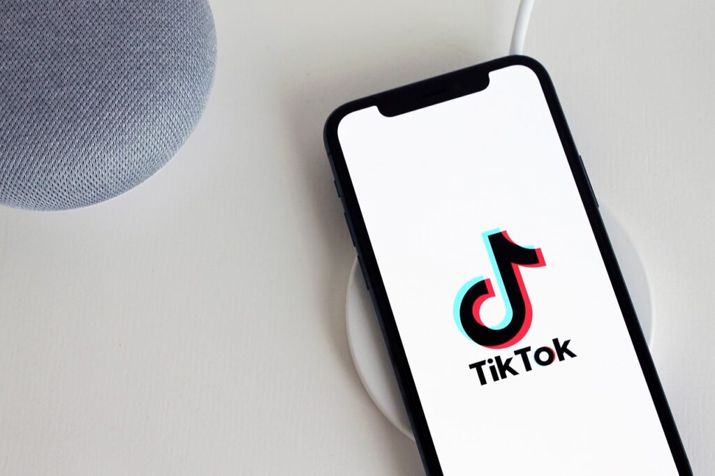 Logotipo do TikTok ao centro sobre fundo roxo, reforçando o lançamento do Footnotes, ferramenta de combate à desinformação.