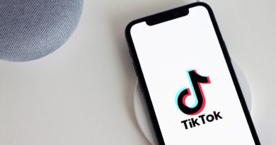 Logotipo do TikTok ao centro sobre fundo roxo, reforçando o lançamento do Footnotes, ferramenta de combate à desinformação.