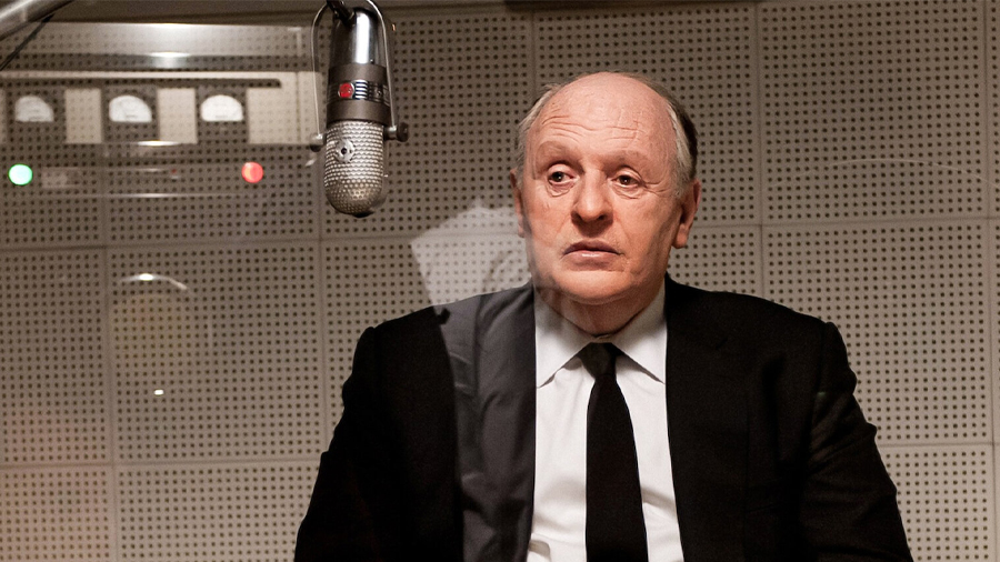Anthony Hopkins como Alfred Hitchcock mostra os bastidores do clássico Psicose