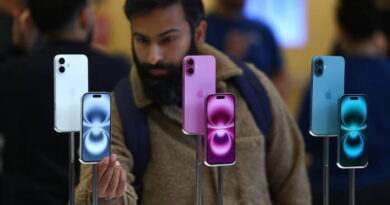 Homem observa iPhones em loja mostrando concorrência tecnológica, possível alvo das novas intervenções britânicas sobre Apple e Google no Reino Unido