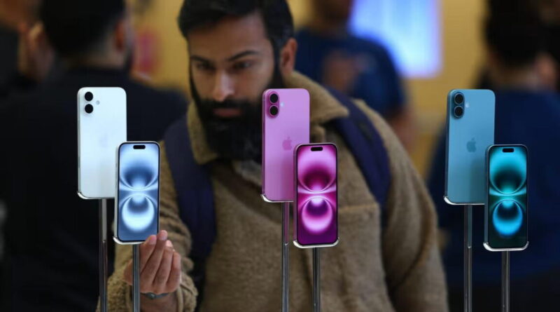 Homem observa iPhones em loja mostrando concorrência tecnológica, possível alvo das novas intervenções britânicas sobre Apple e Google no Reino Unido