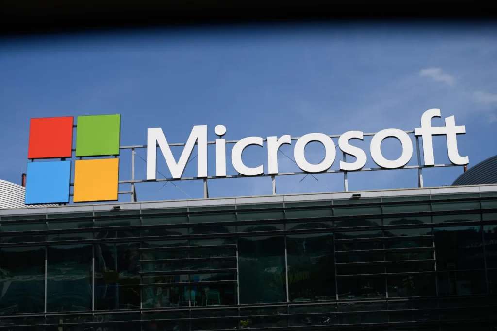 Microsoft lança MAI-Image-1, seu primeiro gerador de imagens IA 2 Fachada de um escritório da Microsoft; logotipo iluminado em azul sob céu nublado