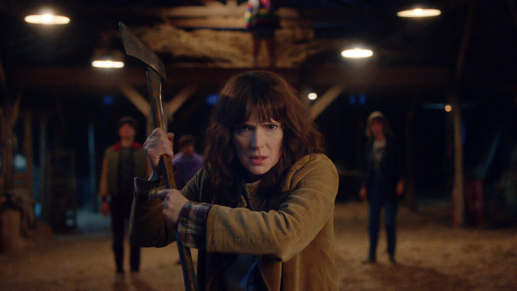 Trailer Stranger Things quinta temporada: primeira imagem promocional mostra atmosfera tensa com Joyce Byers (Winona Ryder).