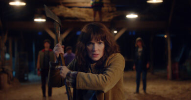 Trailer Stranger Things quinta temporada: primeira imagem promocional mostra atmosfera tensa com Joyce Byers (Winona Ryder).