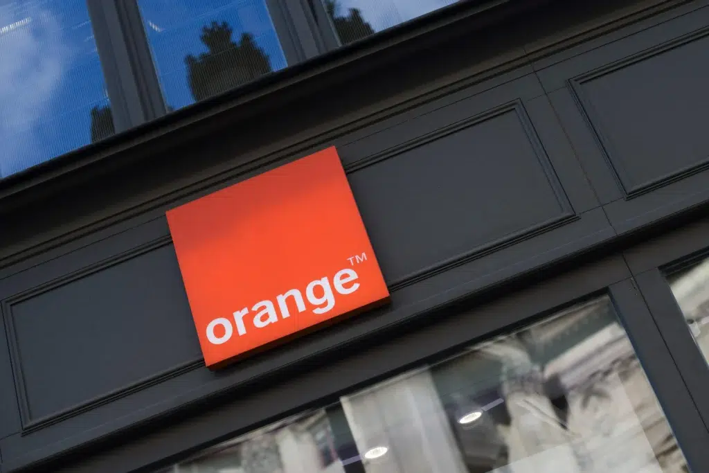 Orange sofre ataque cibernético e alerta para instabilidade 1 Fachada da loja Orange em Paris, França, com logotipo visível da operadora.