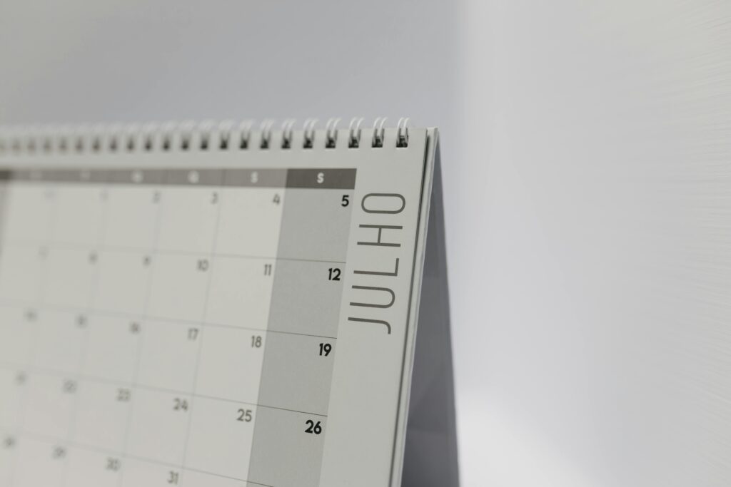 Calendário empreendedor julho 2025: datas e oportunidades 1 Minimalistic desk calendar displaying the month of July with a focus on weekdays.