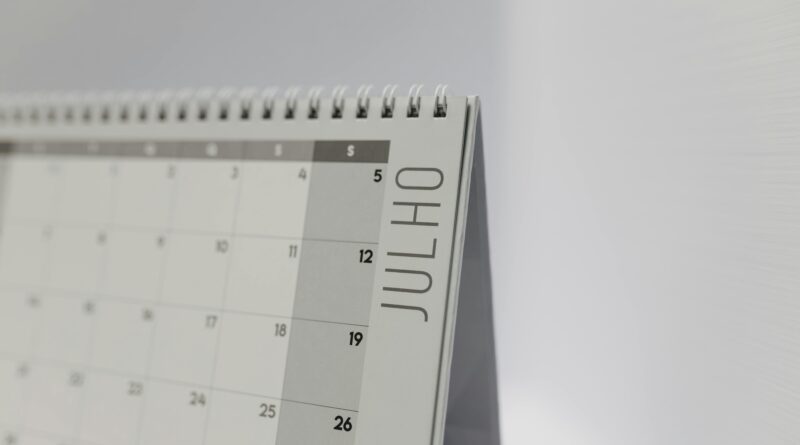 Minimalistic desk calendar displaying the month of July with a focus on weekdays.