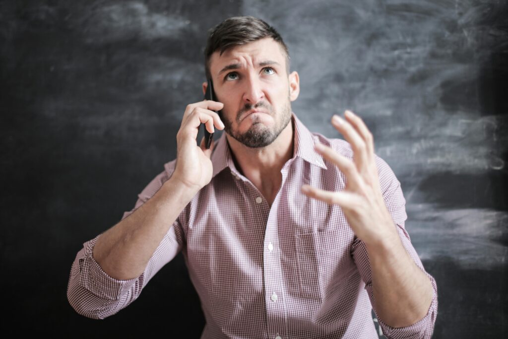 Atendimento ao cliente piora: estudo revela causas e impactos 2 Consumidor frustrado em ligação para atendimento ao cliente, ilustrando a queda na qualidade do serviço