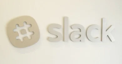 Logo do Slack sobre fundo escuro, representando inovação em 2025 com IA.