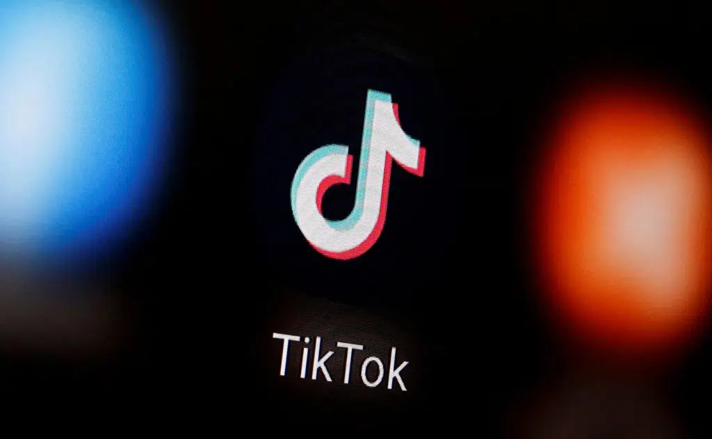 Logo do TikTok exibido em smartphone ilustra o acordo do TikTok nos EUA