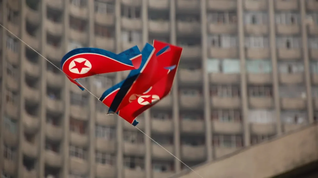 EUA sancionam rede de TI da Coreia do Norte 2 EUA sancionam rede de TI da Coreia do Norte; bandeira em Pyongyang simboliza tensão diplomática e sanções cibernéticas