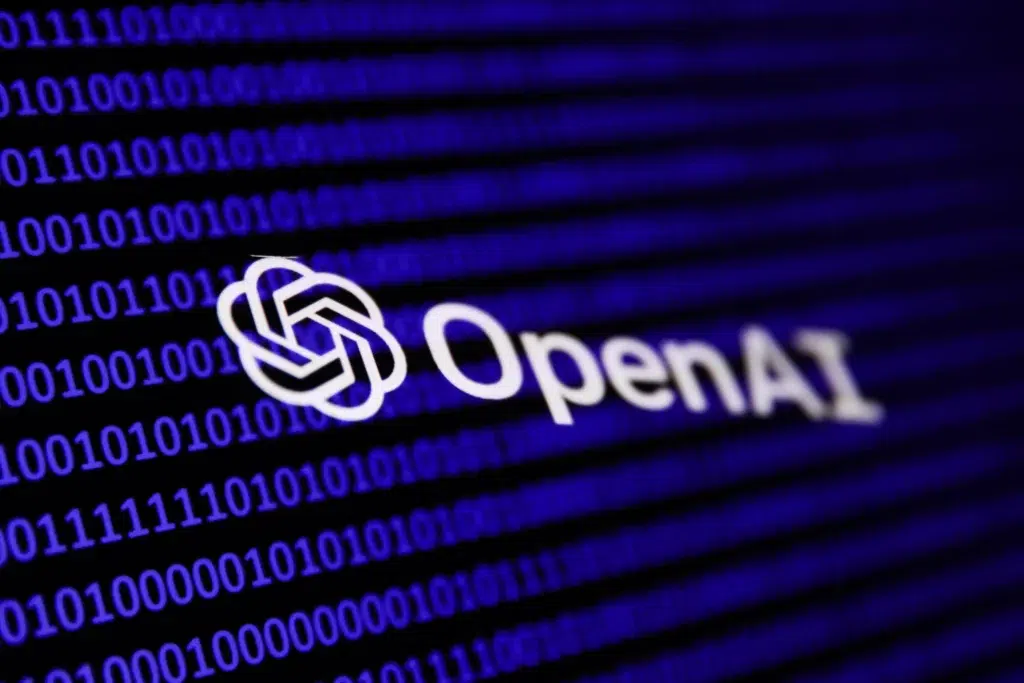 Código binário e logotipo da OpenAI representando o avanço dos modelos open source de IA