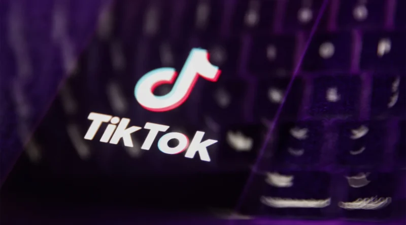 Teclado de laptop e logo do TikTok: novidades nas mensagens diretas com notas de voz e envio de imagens e vídeos