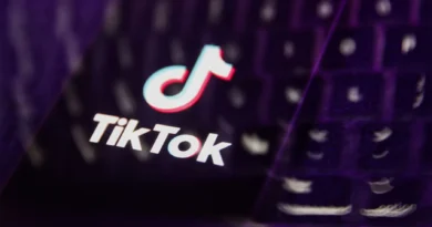Logo TikTok e teclado de notebook; novas diretrizes, regras para transmissões ao vivo, conteúdo IA e marketplace; atualização Setembro 2025