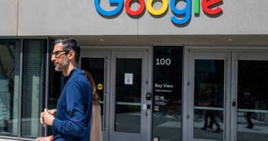Sundar Pichai, CEO da Alphabet, no campus Bay View da Google, maio 2024. Lançamento do Pixel 10 no Made by Google 2025.