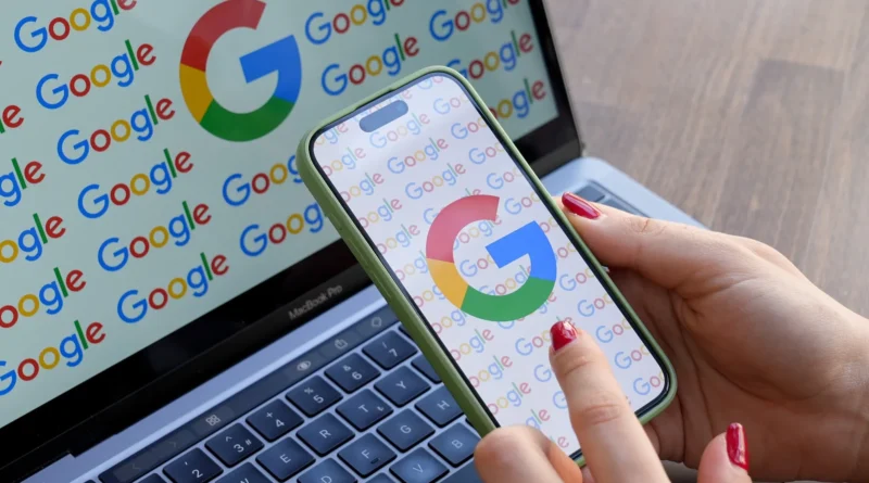 Mulher olha para celular exibindo o logo do Google, com logo do Google em monitor ao fundo; lançamento do Fontes Preferidas em agosto de 2025 nos EUA e Índia.