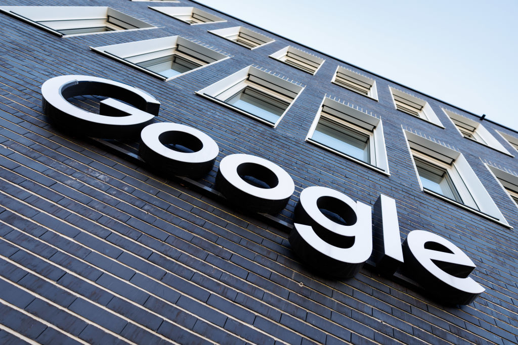 Google Finance lança atualização com IA e notícias em tempo real 2 Fachada do escritório do Google, destacando a marca e imagem corporativa da empresa, representando o alcance global do Google Finance no novo cenário tecnológico com IA