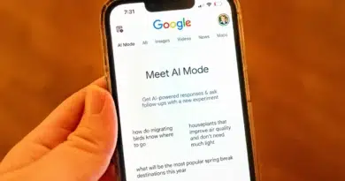 Pessoa usando o Google AI Mode no iPhone; recurso experimental do modo de IA do Google com respostas conversacionais na Busca
