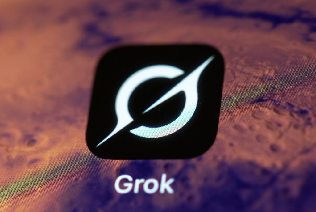 Aplicativo Grok exibido em smartphone; lançamento dos anúncios nas respostas do Grok